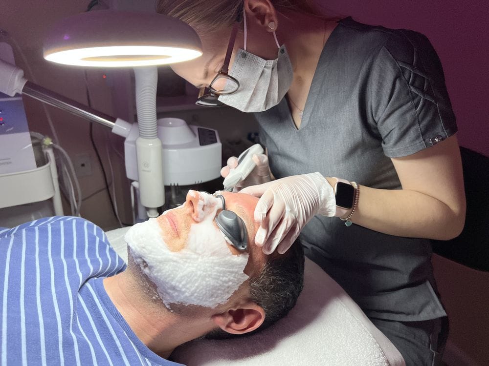 Express Dermaplaning